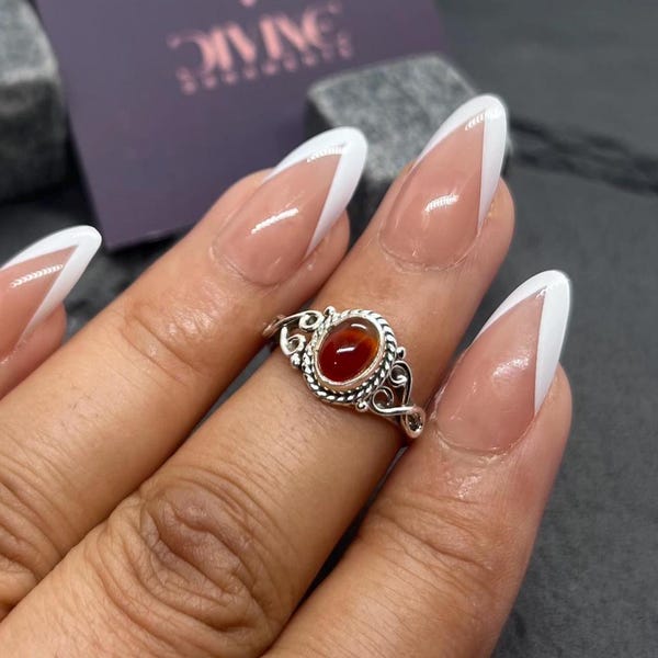 Anello in argento sterling con corniola rossa: gioielli minimalisti con pietre preziose