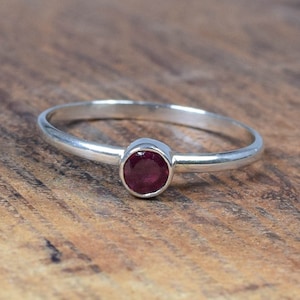 Kostbarer Roter Rubin 925 Sterling Silber Facettierter Edelstein Eleganter Schmuck Verlobungsring ~ Rubin Ring ~ Handgemachter Schmuck ~ Geschenk für Weihnachten