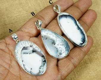 Pode incluir: Três pingentes de prata com pedras de opala dendrítica branca e preta. Os pingentes têm a forma de uma lágrima, um oval e um retângulo arredondado.