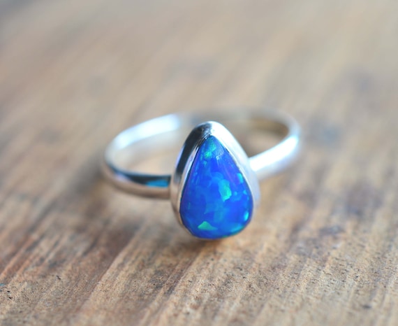 Anello in argento placcato oro con topazio blu svizzero Anello in argento placcato oro con topazio blu svizzero