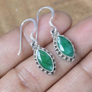 Pendiente de gancho de esmeralda verde en plata de ley 925. Pendiente de diseñador. Piedra de nacimiento del mes de mayo. Pendiente verde. Regalo de aniversario.