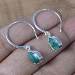 Aros de esmeralda: Plata de ley 925, forma de pera, piedra de nacimiento de mayo