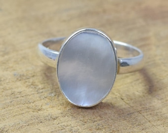 Parelmoer sterlingzilveren ring: handgemaakte ovale edelsteen