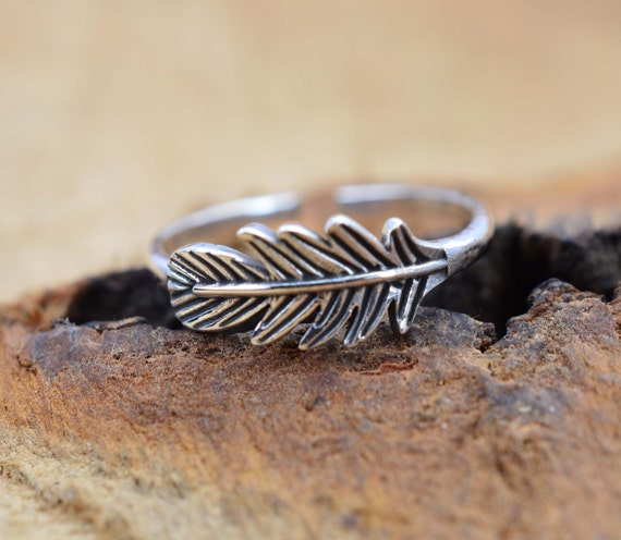 Sterling Silver Leaf Feather Antiqued Finish Toe Ring Sterling Silver Leaf Feather Antiqued Finish Toe Ring