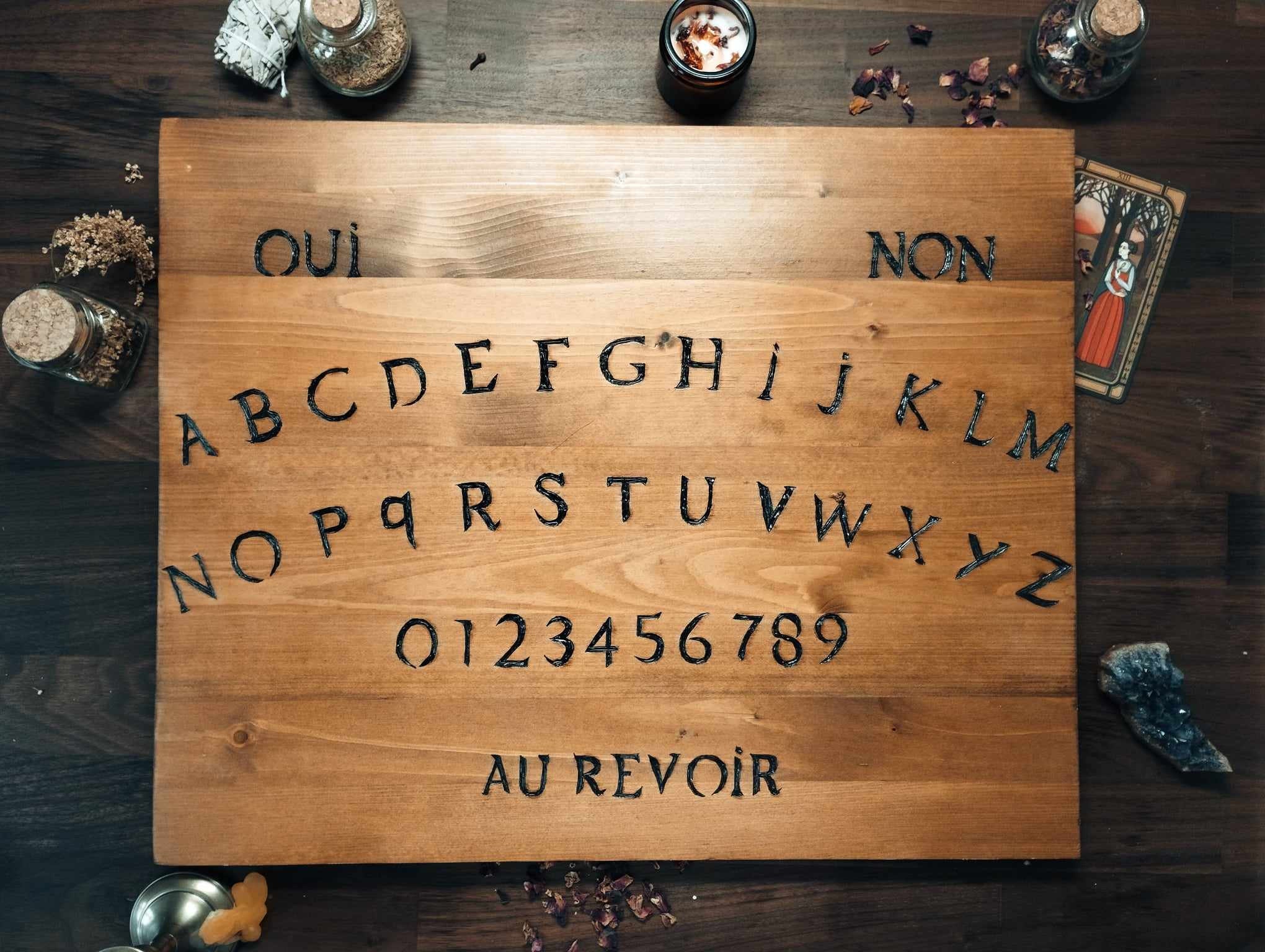 planche Ouija en bois - LES PIERRES DE JADE