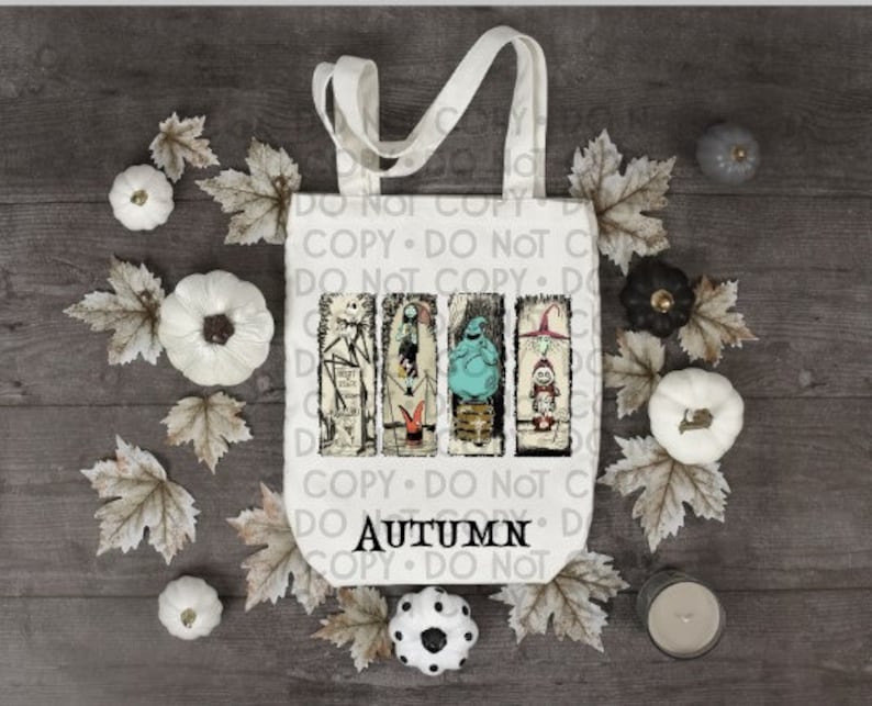 Puede incluir: Una bolsa de tela blanca con un dise&ntilde;o de tem&aacute;tica de Halloween con personajes de la pel&iacute;cula "Pesadilla antes de Navidad". El dise&ntilde;o incluye a Jack Skellington, Sally, Oogie Boogie y Zero. El texto "Autumn" est&aacute; impreso en la bolsa.