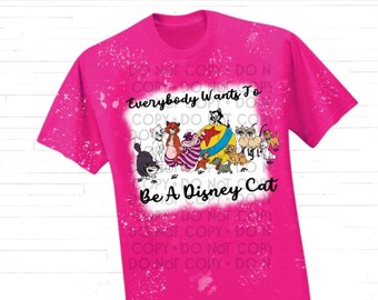 Puede incluir: Camiseta rosa con un diseño blanqueado en blanco que presenta un grupo de gatos de Disney con el texto "Everybody Wants To Be A Disney Cat".