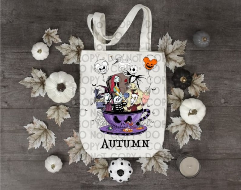 Pu&ograve; includere: Una borsa di tela bianca con un'illustrazione colorata di personaggi del film L'incubo prima di Natale. I personaggi sono in una tazza da t&egrave; con la scritta "Autunno" sotto.