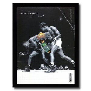 Puede incluir: Una foto en blanco y negro de dos boxeadores en un ring de boxeo. El boxeador en primer plano lleva pantalones cortos blancos y un trofeo verde y dorado es parcialmente visible detrás de él. El texto "who are you?" está en la parte superior de la imagen. El logotipo de Nintendo está en la esquina inferior derecha.