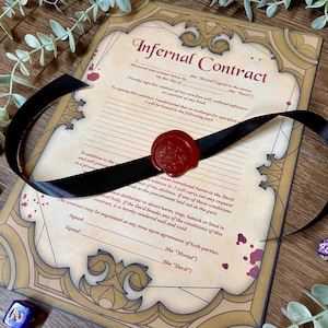 Może przedstawiać: Dokument Infernal Contract z czerwoną pieczęcią woskową i czarną wstążką. Papier w stylu pergaminu ma ozdobne obramowania i tekst, z fioletowymi kośćmi do gry rozrzuconymi wokół. Tekst zawiera słowa "Infernal Contract".