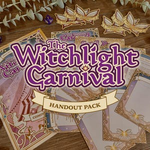 Op de afbeelding: Een verzameling fantasy-rollenspelaccessoires, waaronder handouts, stickers en dobbelstenen. The Witchlight Carnival is het centrale thema, met de titel in paarse letters. De handouts hebben sierlijke randen en ruimte voor notities. Het kleurenpalet omvat goud, paars en crème.