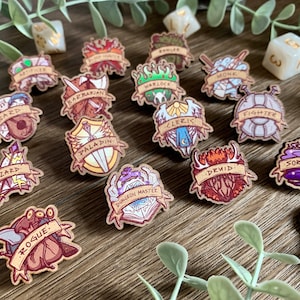 Peut inclure: Un ensemble de 16 épingles en bois représentant différentes classes de personnages de Donjons et Dragons. Chaque épingle est décorée d'un design unique et du nom de la classe, comme "Magicien", "Voleur", "Prêtre" et "Barbare".