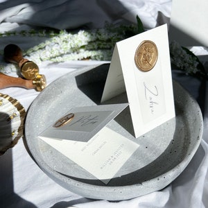 Menú de boda Tarjeta de lugar, sello de cera, tarjeta de nombre y menú del sello de cera, menú plegado, tarjeta de nombre plegada, nombre del lugar, decoración de la mesa, configuración de la mesa