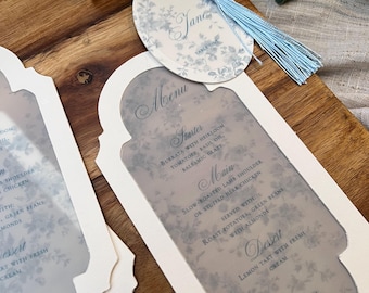Menú de boda y tarjeta de lugar en vitela floral azul / algo azul / Menú elegante / Menú de boda con tarjeta de lugar a juego / Tarjeta de nombre con borlas