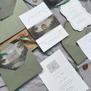 Elegante conjunto de invitaciones de boda de bellas artes / Ilustración personalizada del lugar y sello de lacre / Papelería formal de boda verde y dorada /