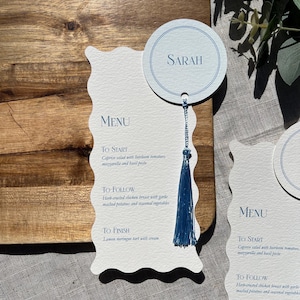 Menú ondulado con borla y tarjetas de lugar circulares, tarjeta de lugar redonda, menú de boda, boda original, tarjetas de lugar circulares, menú con nombre de invitado