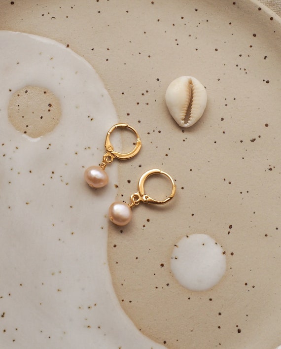 Mini Hoops "PEACHY DROP" / gold filled hoop/huggies earrings with peach coloured freshwater pearls // gold filled Creolen Süßwasserperlen