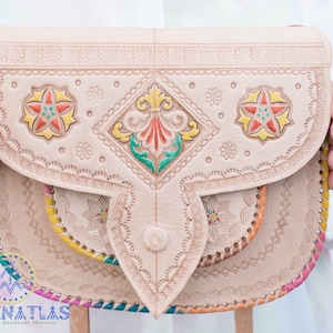 Handgefertigte geschnitzte Leder Umhängetasche: Marokkanische Hobo Bag