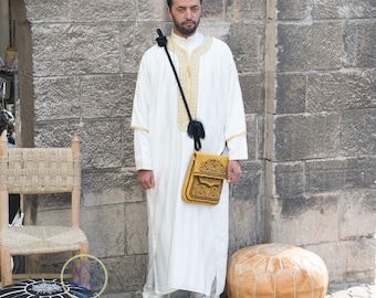 Bolsa de ombro berbere em couro bordado: estilo boho hippie marroquino