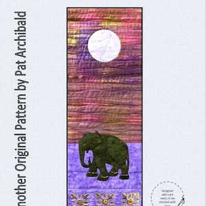 以下が含まれることがあります： アフリカをテーマにした壁掛け用のキルトパターン。夕暮れの空を背景に、満月と象のシルエットが描かれています。パターン名は「イブニングエレファント」で、パット・アーチボルドのデザインです。サイズは約30cm×84cmです。