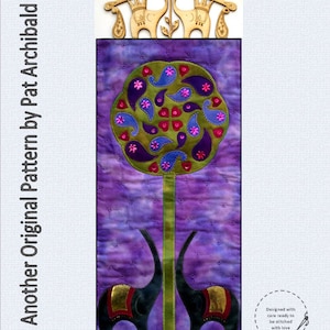 Puede incluir: Un tapiz de pared de tela morada y verde con un árbol de corazones y dos elefantes. El árbol está hecho de tela verde con corazones morados y rosados. Los elefantes son negros con detalles dorados. El texto "ELEPHANTS AND THE TREE OF HEARTS" está en la parte superior de la imagen. El texto "Another Original Pattern by Pat Archibald" está en el lado izquierdo de la imagen. El texto "Designed with care ready to be stitched with love" está en el lado derecho de la imagen.