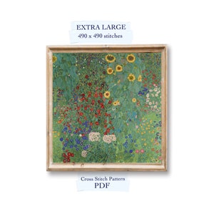 Könnte beinhalten: Ein Kreuzstichmuster eines farbenfrohen Gartens mit Sonnenblumen, roten, blauen und weißen Blumen und grünem Laub. Das Muster ist in einem Holzrahmen gerahmt und mit "EXTRA LARGE 490 x 490 Stiche" und "Kreuzstichmuster PDF" beschriftet.