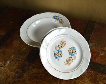 Mismatched ceramic plates. Vintage cottagecore plates for dinner for 2 persons