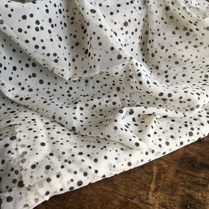 Vintage Stoff Massenware. Weißer gepunkteter Chiffon