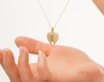 Gepersonaliseerde sterlingzilveren hart engelenvleugels ketting, geheim bericht