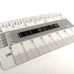 lil Ruler ¡La mini regla de bolsillo y billetera para mantener la precisión mientras viajas!