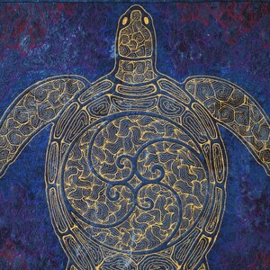 Może przedstawiać: Wz&oacute;r haftowany złotą nicią przedstawiający morską ż&oacute;łwia na tle niebieskiego i fioletowego materiału. Ż&oacute;łw jest obwiedziony złotą nicią i ma szczeg&oacute;łowy wz&oacute;r pancerza.