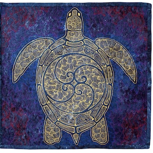 Może przedstawiać: Złoty wzór żółwia na ciemnoniebieskim tle. Żółw jest szczegółowo wykonany z wirującym wzorem na skorupie.