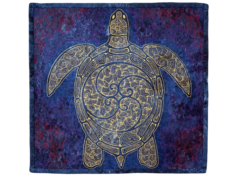 Może przedstawiać: Złoty wz&oacute;r ż&oacute;łwia na ciemnoniebieskim tle. Ż&oacute;łw jest szczeg&oacute;łowo wykonany z wirującym wzorem na skorupie.