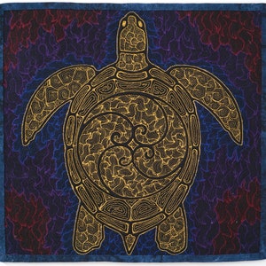 Może przedstawiać: Złota ż&oacute;łw z misternymi wzorami linii jest wyszyty na ciemnoniebieskim materiale z wirującym wzorem. Ż&oacute;łw jest wyśrodkowany na materiale i ma szczeg&oacute;łowy pancerz z wzorem tr&oacute;j-spiralnym.