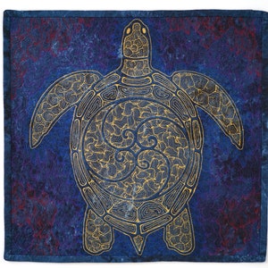 Może przedstawiać: Wz&oacute;r haftowany złotą nicią przedstawiający morską ż&oacute;łwia na niebieskim tle z tkaniny. Ż&oacute;łw jest bogato zdobiony wirującym wzorem wewnątrz swojego pancerza.