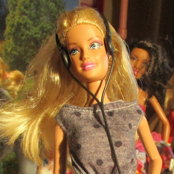Barbie Mattel poupée femme blonde yeux bleus haut gris chaussures à pois noirs sac à main