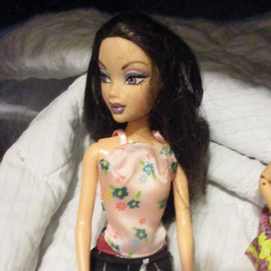 Mattel My Scene Doll NOLEE Jeansrock Print Nylon Bluse Stiefel Geldbörse