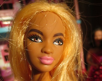 Mattel Blonde Haired AA Doll Senorita Geometrischer Anzug, Mantel, Schuhe, Puppenständer