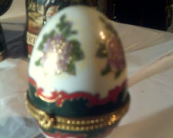 Peonie floreali decorate con uova in ceramica Apre il nascondiglio Peonie rosa verdi rosse Bordo e piedi del ventre dorati a tre zampe
