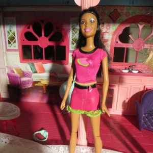 Mattel Barbie AA Friend NIKKI Pink Grün Pleather Set Schuhe Geldbörse Sauber Redressed Doll