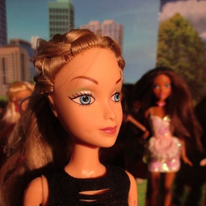 Muñeca Mattel a gran escala, bonito atuendo, botas hasta el muslo de una pieza, bolso de pelo trenzado
