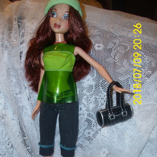 Mattel Barbie My Scene Doll CHELSEA Plástico verde Ver a través de la parte superior Peddle Empujadores con adornos verdes Botas Zapatos Tobaggan Purse Great Hair