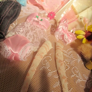 Pop lingerie roze satijn en witte kant slip, panty, bh en roze en witte kant slang