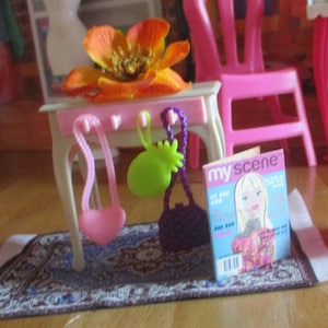 Boneca móveis boneca boutique mesa bolsa rack ganchos decoração cartões flash garrafas