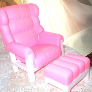 人形用家具 ピンクと白のハイバックチェア（フットレスト付き）