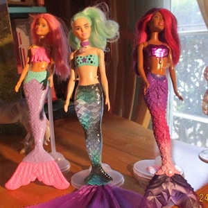 Puede incluir: Un juego de tres tazas de cerámica con un acabado mate moteado. Las tazas son en tonos crema, gris claro y gris oscuro. Cada taza tiene un diseño simple y minimalista, ideal para café o té.