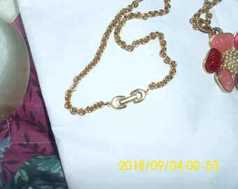 Collier Fantaisie Argenté Avec Pendentif Fleur émaillée Rouge, Strass Et Perle Rose - Très Bon état