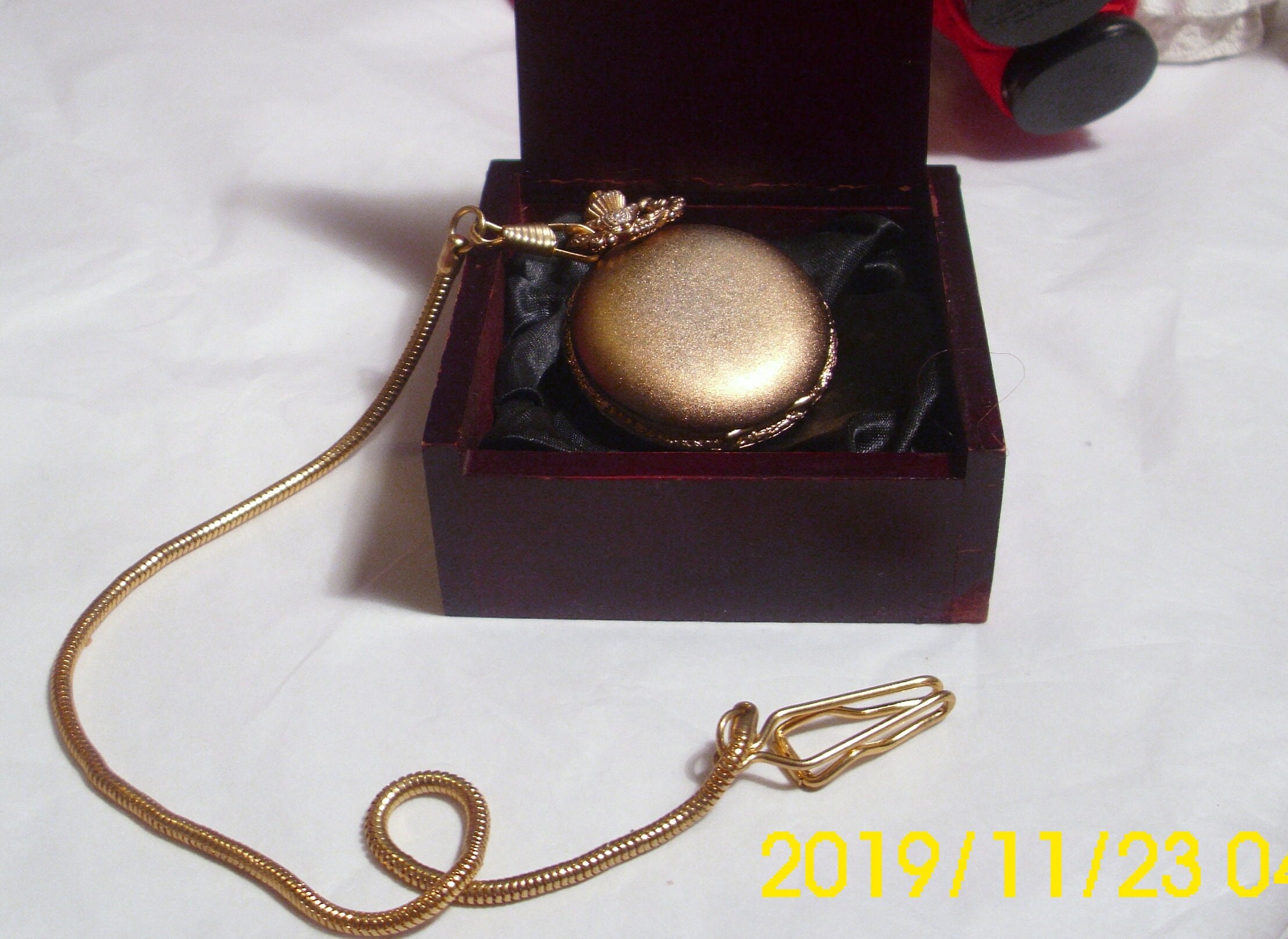 ジュネーブゴールドチェーン付き懐中時計（木製ケース付き、電池