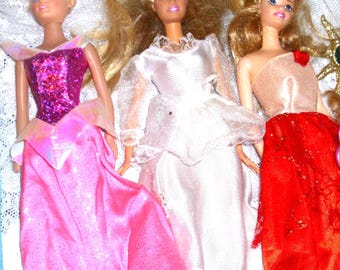 Barbie Trío de Mattel: Vestidos de princesa, cabello rubio, ojos azules