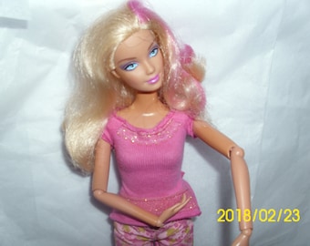 Muñeca Barbie Mattel: Top rosa, botones florales y cabello rubio rosa.